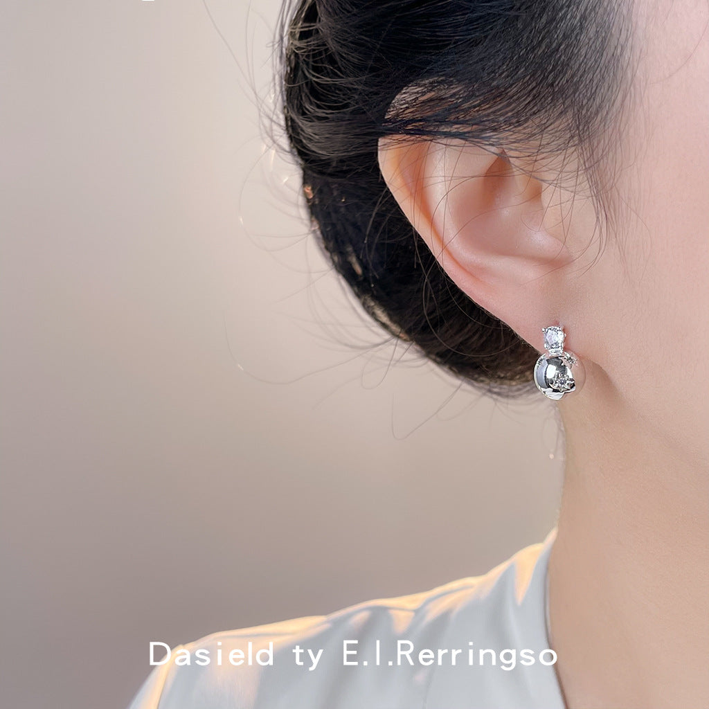 C廠【7056】甜酷風微鑲鋯石芒星925銀針半圓幾何高級感個性新款
 25.11-2