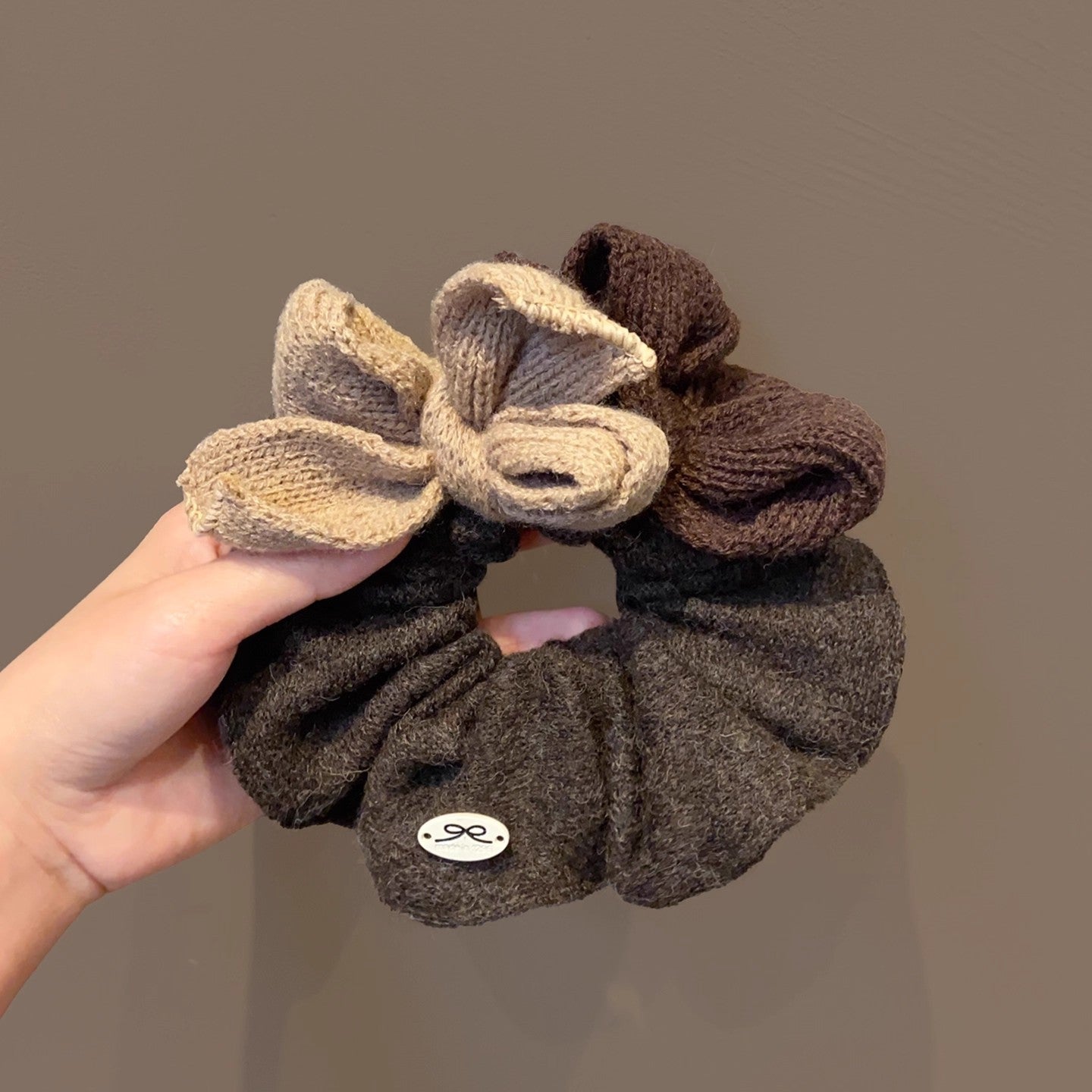 C廠【i17-1】韓系咖色毛線蝴蝶結大腸髮圈女低丸子頭紮馬尾頭繩紮頭髮頭花髮繩
 25.12-4「C廠-單筆結帳需滿，NT$500出貨(不含運費)」