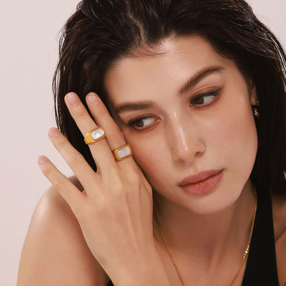 B廠【A255】歐美飾品鑲白海貝戒指女不鏽鋼鍍18k金時髦精緻不掉色指環 25.03-1