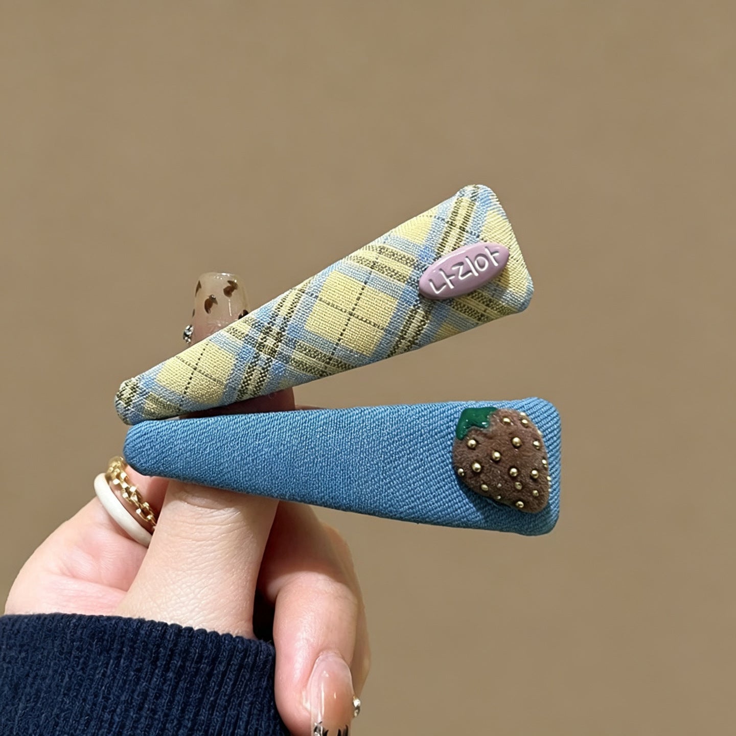 C廠【X394】甜系草莓格紋髮夾女春夏氛圍感髮卡邊夾側邊瀏海夾子頭飾2026新款
 26.06-1「C廠-單筆結帳需滿，NT$500出貨(不含運費)」