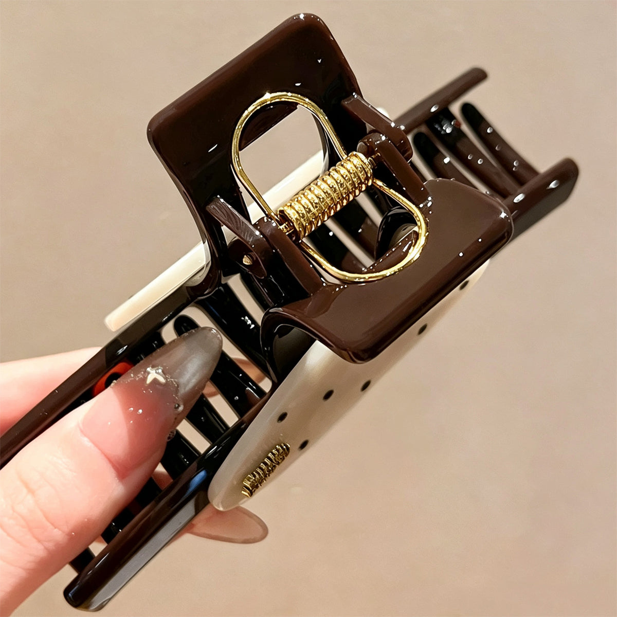 C廠【X950】波點三角大號抓夾鯊魚夾
 26.10-1「C廠-單筆結帳需滿，NT$500出貨(不含運費)」
