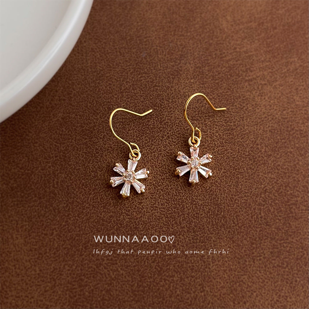 C廠【7061】微鑲鋯石簡約小雪花極簡主義新款清新甜美小巧飾品女
 25.11-2