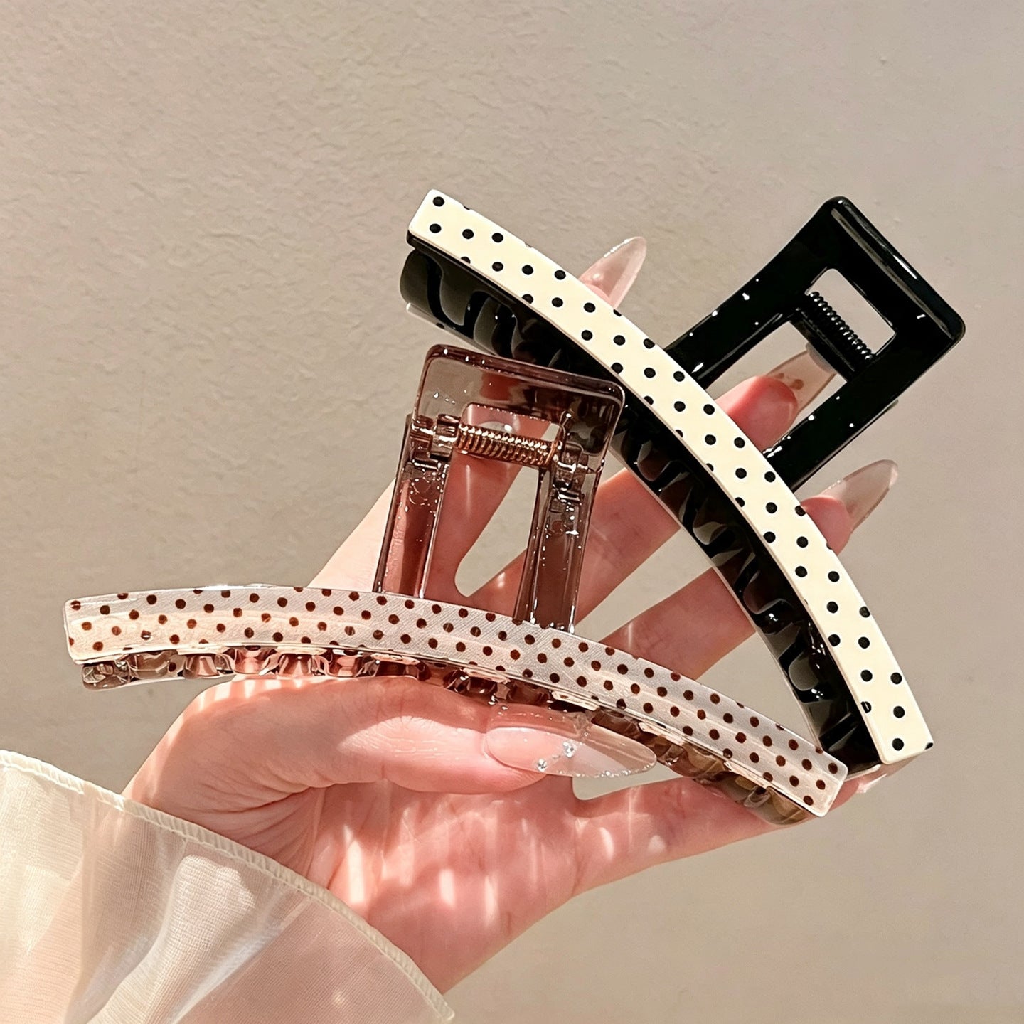 C廠【X729】韓系甜美波點抓夾女大號2026新款高級感夾後腦勺盤鯊魚夾飾
 26.08-3「C廠-單筆結帳需滿，NT$500出貨(不含運費)」