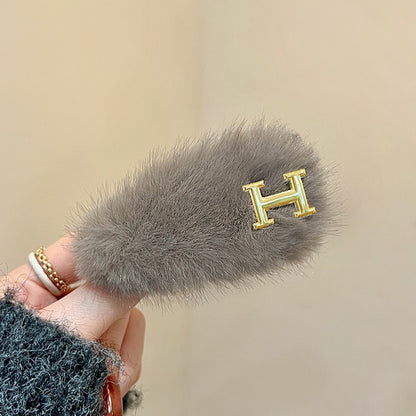 C廠【Y925】輕奢金標字母毛絨髮夾女2025新款高階側邊夾髮卡劉海夾子氣質頭飾
 25.12-2「C廠-單筆結帳需滿，NT$500出貨(不含運費)」
