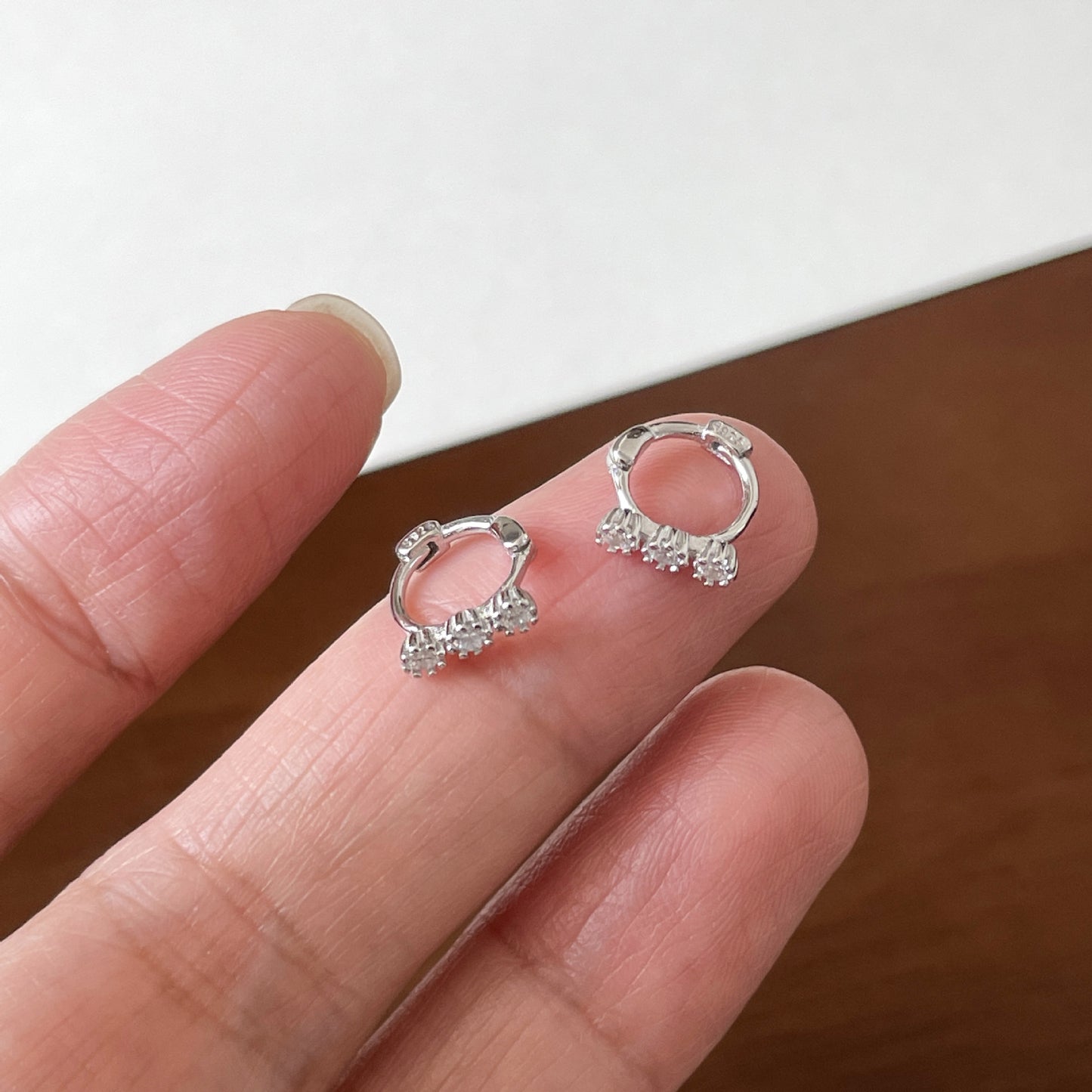 E廠【XDQ10122E】S925純銀簡約迷你排鑽耳扣女精緻小眾三顆鋯石耳骨環百搭耳飾
 26.03-2