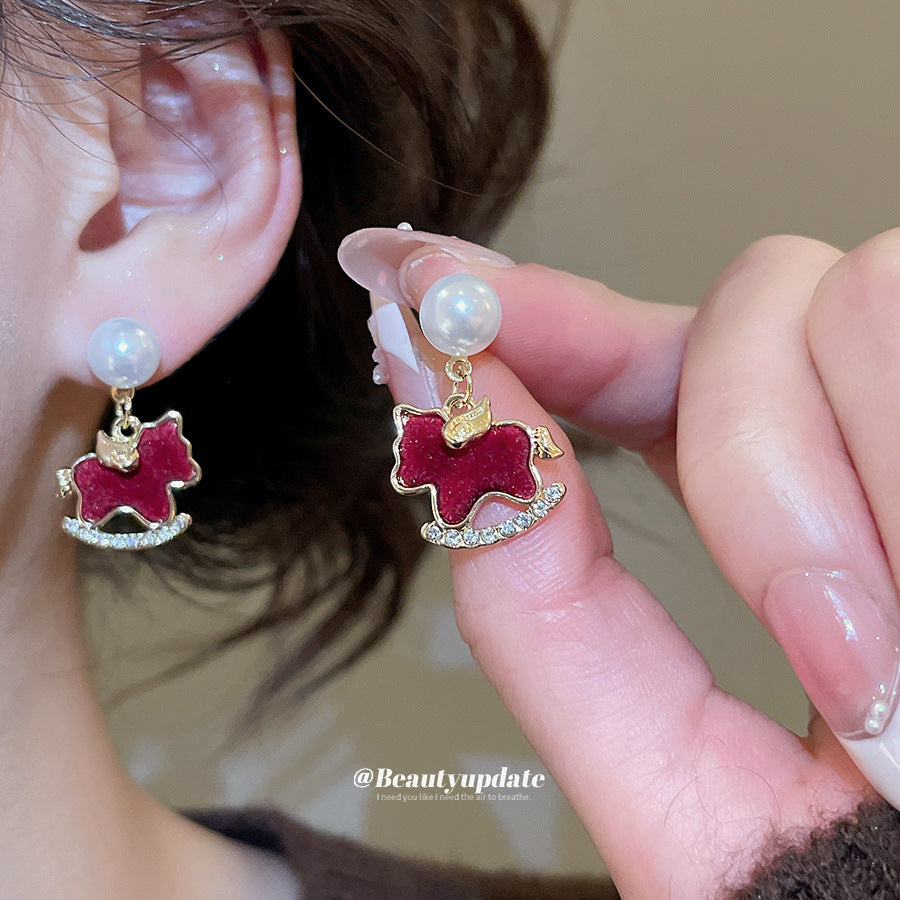 A廠【HE29319】925銀針鑲鑽植絨小馬珍珠耳環復古氣質本命年耳墜耳環輕奢高級感耳飾
 25.11-2