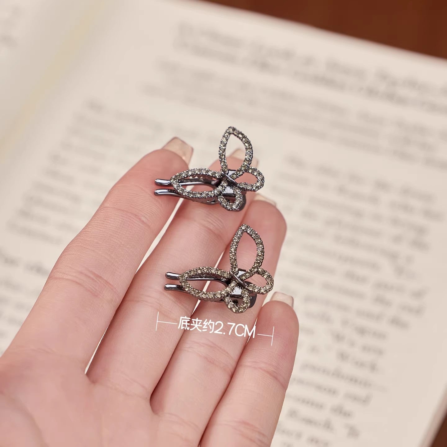 C廠【P112】精緻鏤空水鑽蝴蝶髮夾女2026新款前額碎髮鴨嘴夾側邊瀏海夾子頭飾
 26.04-3