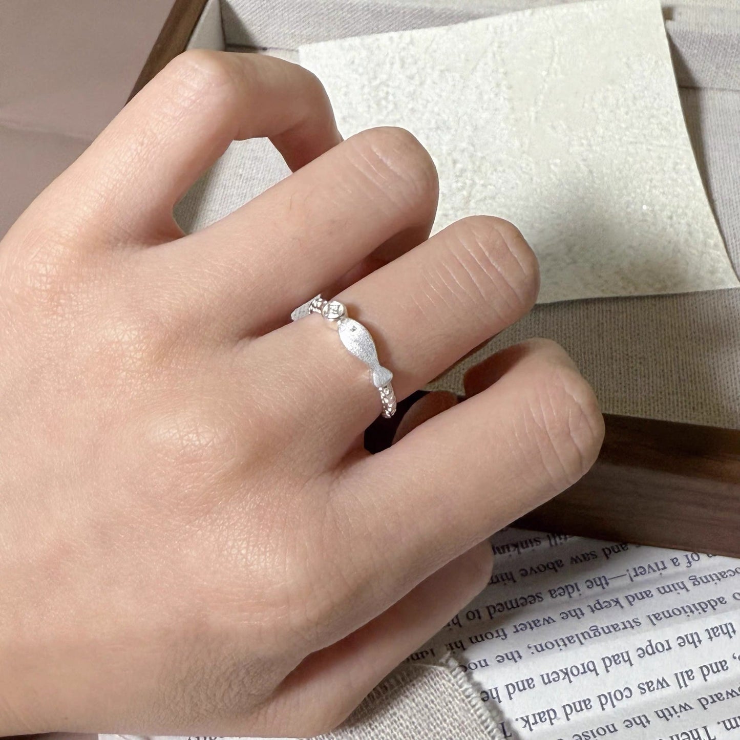 E廠【XDQ8864R】S999純銀精緻拉絲小魚錢幣戒指女時尚個性銅錢開口指環冷淡風
 25.12-1