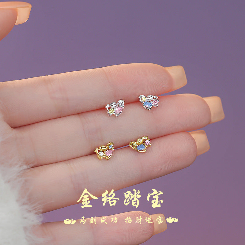 D廠【YC5167E】原創足銀S999元寶彩鋯小馬耳環本命夢幻甜美精緻金路踏寶耳飾
 25.12-3