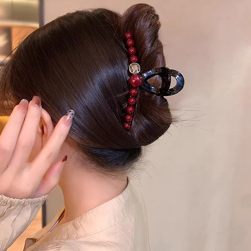 C廠【Y1067】高級感紅色珠珠抓夾新春款鑲鑽鯊魚夾女後腦勺髮量多全盤髮夾頭飾
 26.01-2「C廠-單筆結帳需滿，NT$500出貨(不含運費)」