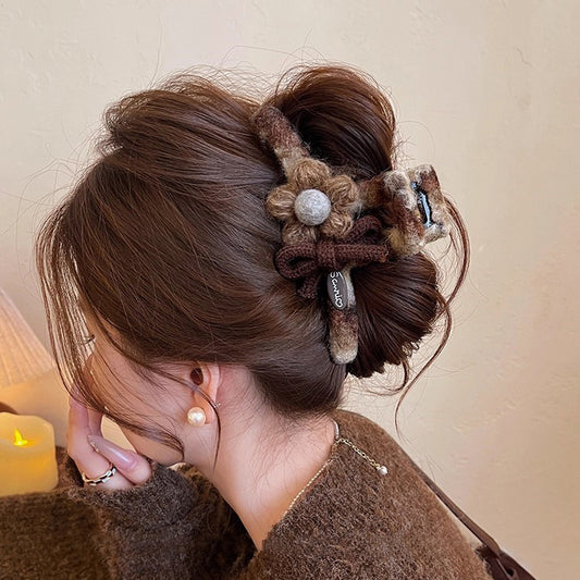 C廠【F104】毛絨頭髮抓夾女花朵蝴蝶結鯊魚夾2025新款高級感髮夾獨特漂亮髮飾
 25.12-4「C廠-單筆結帳需滿，NT$500出貨(不含運費)」