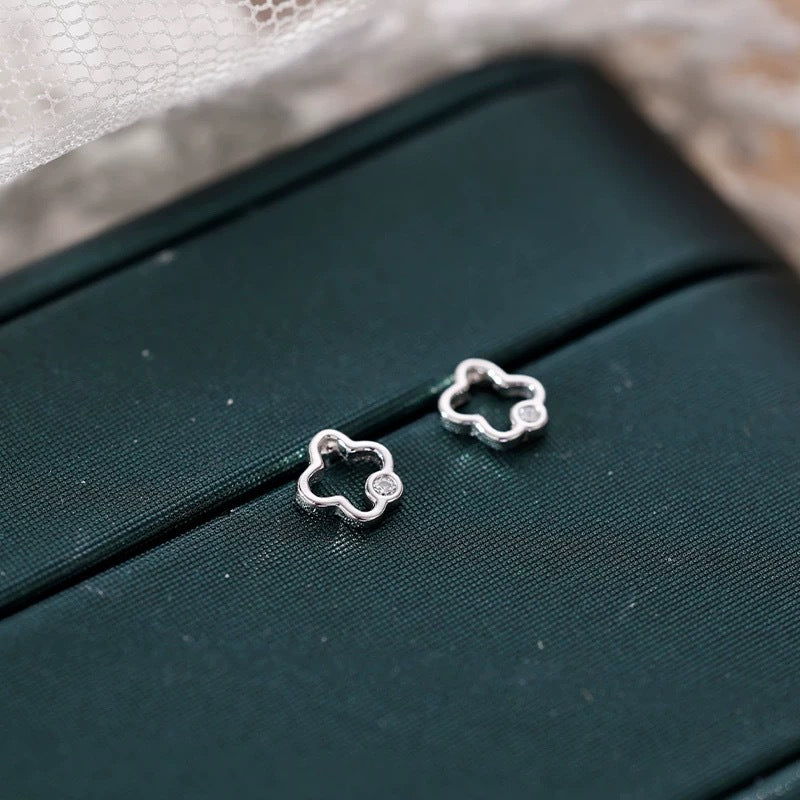 E廠【XDQ11651E】S999純銀小眾設計四葉草耳環女簡約氣質鏤空花朵日常百搭耳飾
 26.03-2