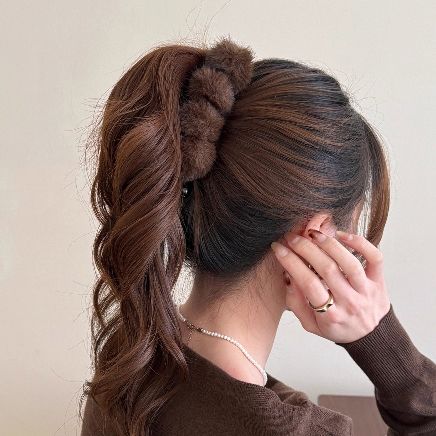 C廠【P48】秋冬毛球香蕉夾女高級感2025新款後腦勺毛絨髮夾氣質馬尾髮卡頭飾
 25.12-2「C廠-單筆結帳需滿，NT$500出貨(不含運費)」