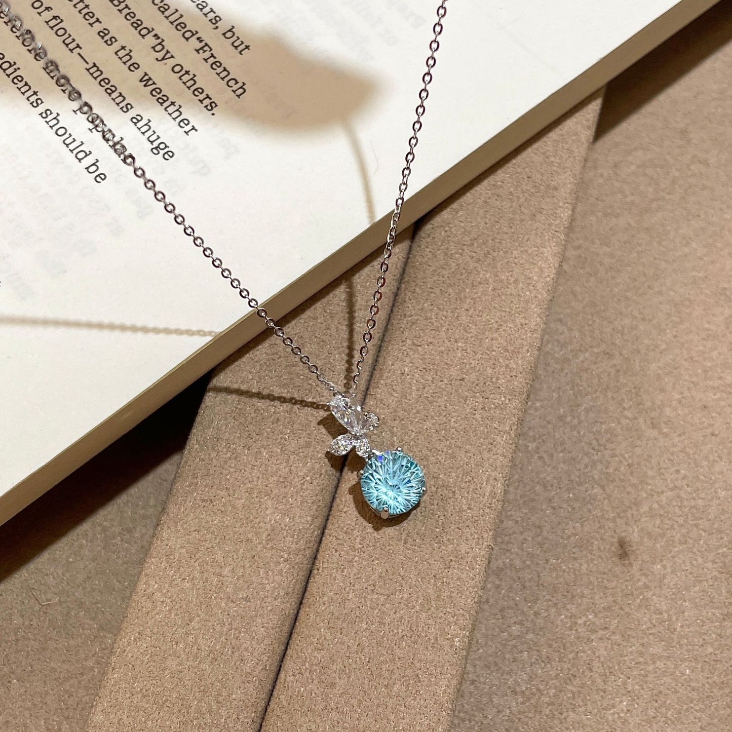 F廠【XDQ1094N】輕奢精緻爆閃煙火切蝴蝶項鍊女S925純銀高級感藍色煙火鎖骨鏈
 25.11-2