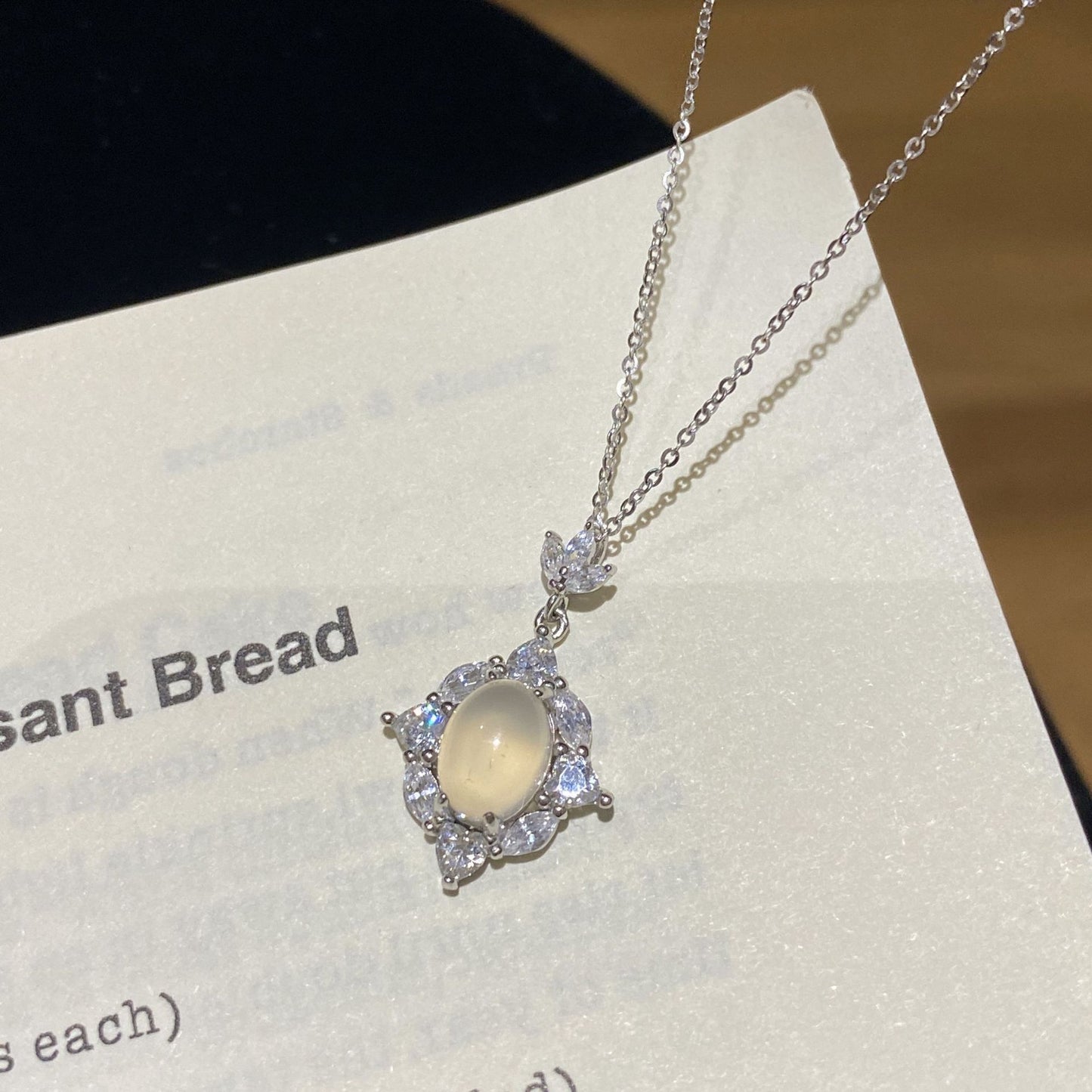 F廠【XDQ0076N】輕奢精緻蛋形白玉髓項鍊S925純銀秋冬高級感閃鋯鎖骨鍊女
 25.11-1