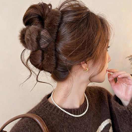 C廠【i67】格紋愛心毛毛抓夾女高級感2025新款髮夾髮量大盤髮鯊魚夾大號髮飾
 25.12-3「C廠-單筆結帳需滿，NT$500出貨(不含運費)」