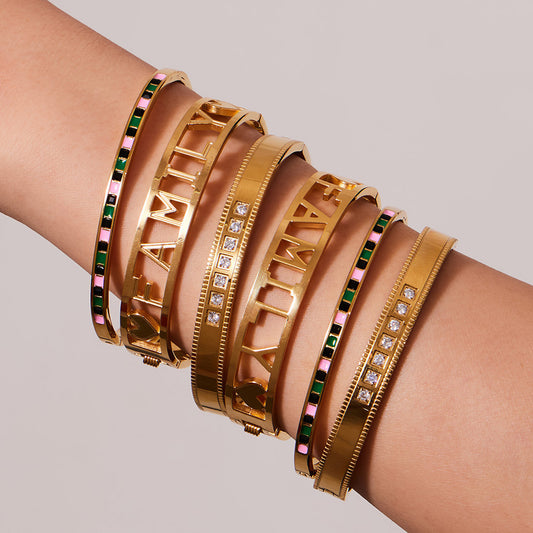 B廠【Z601】歐美ins輕奢風鏤空FAMILY字母愛心卡扣手鐲不鏽鋼18k鍍金時尚手飾
 26.03-3