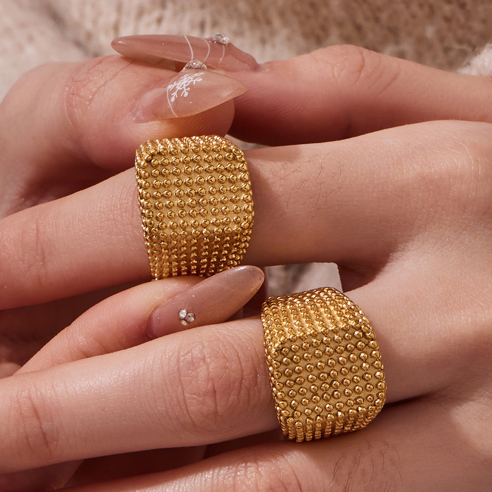 B廠【A125】歐美個性ins小眾寬版顆粒感指環金色方型戒指不鏽鋼材質鍍18k真金
 26.03-2