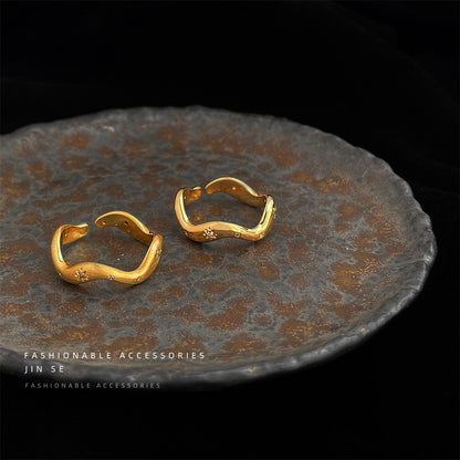 A廠【5426】芒星微鑲鋯石鍍18K真金指環拉絲質感不規則開口可調戒指 食指戒 25.01-3