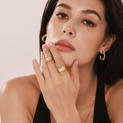 B廠【A255】歐美飾品鑲白海貝戒指女不鏽鋼鍍18k金時髦精緻不掉色指環 25.03-1