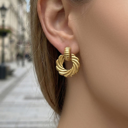 B廠【F1610】歐美新款扭紋圓圈耳環時髦小旋風設計創意耳環不鏽鋼18k鍍金耳飾
 26.03-3