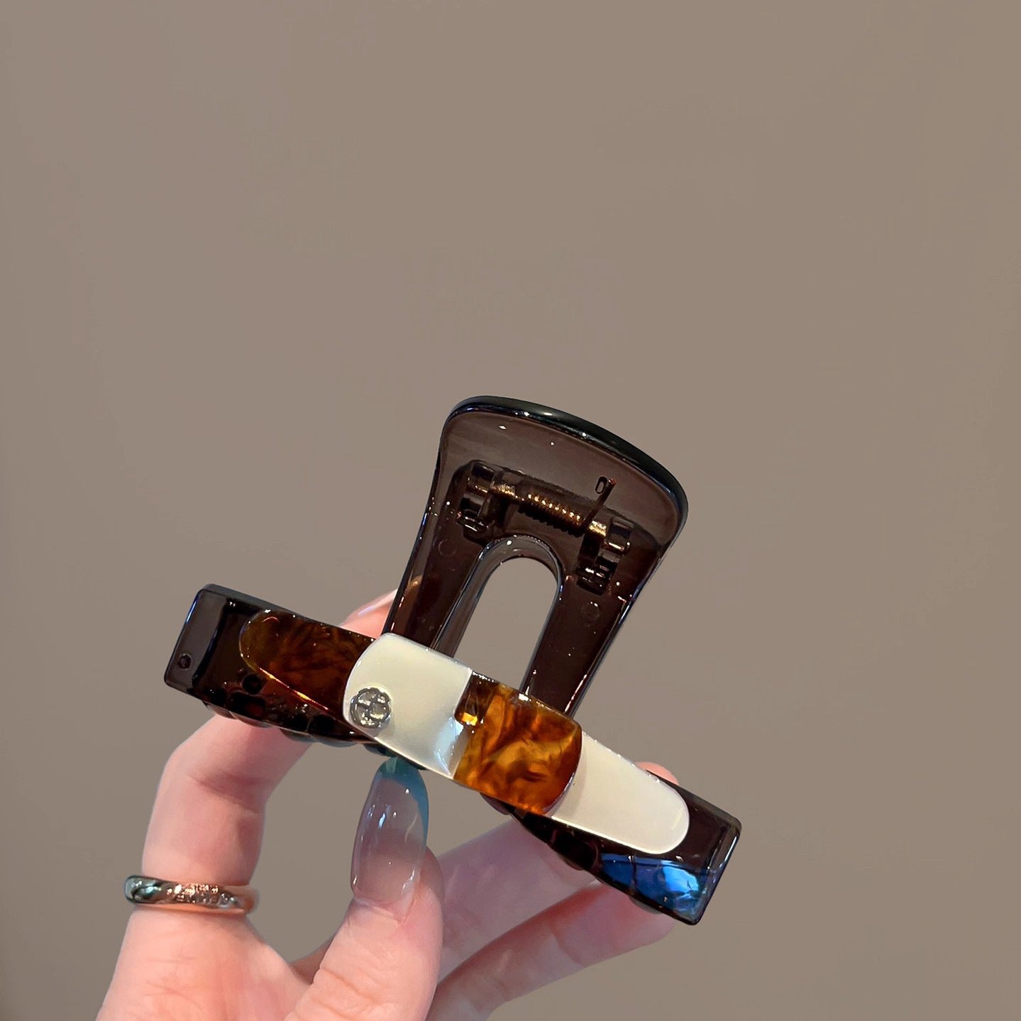 C廠【B27】法式復古玳瑁色中型抓夾女氣質高級感後腦勺盤髮鯊魚夾半紮髮夾子
 25.12-3「C廠-單筆結帳需滿，NT$500出貨(不含運費)」