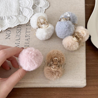 C廠【P107】可愛毛絨球球髮夾女2025新款秋冬甜美公主頭小號抓夾氣質髮卡頭飾
 26.01-1「C廠-單筆結帳需滿，NT$500出貨(不含運費)」