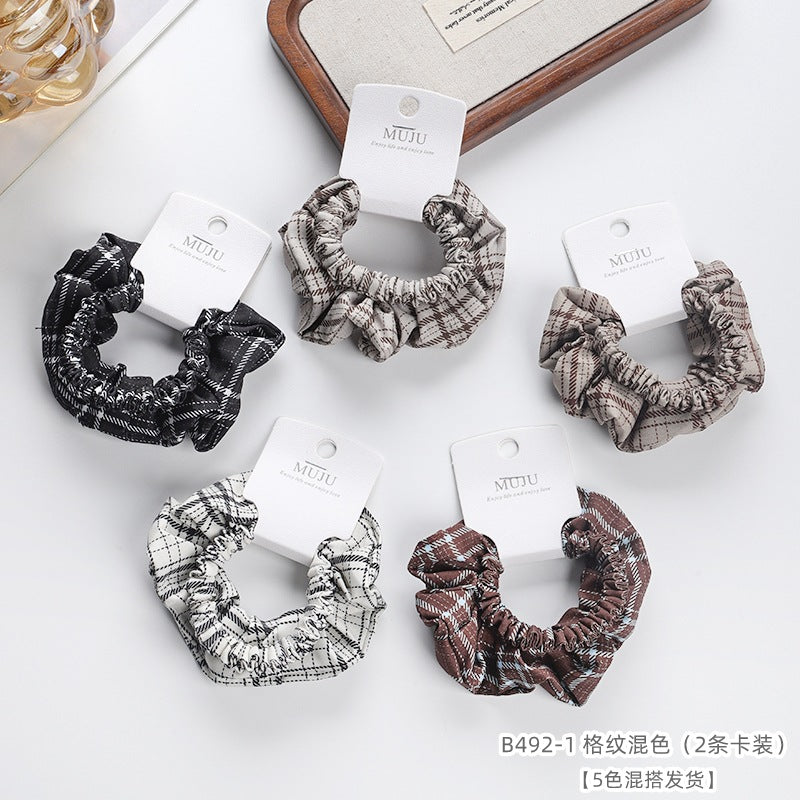D廠【B492】時尚格紋大腸圈髮繩2條卡裝高級感布藝頭繩髮飾寬皮筋高馬尾髮圈
 25.11-1「D廠-單筆結帳需滿，NT$600出貨(不含運費)」