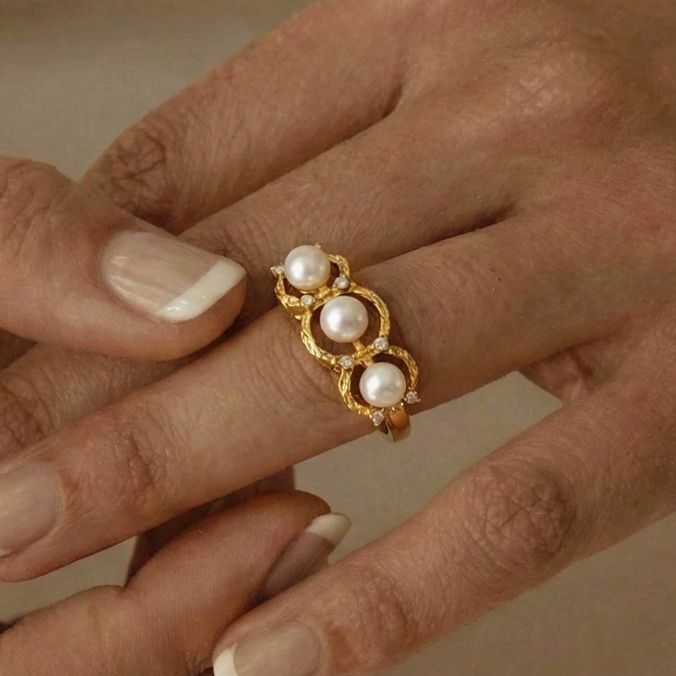 B廠【A014】歐美ins時尚簡約設計5A鋯石貝珠側開口調整戒指不鏽鋼鍍18k金指環
 26.01-2