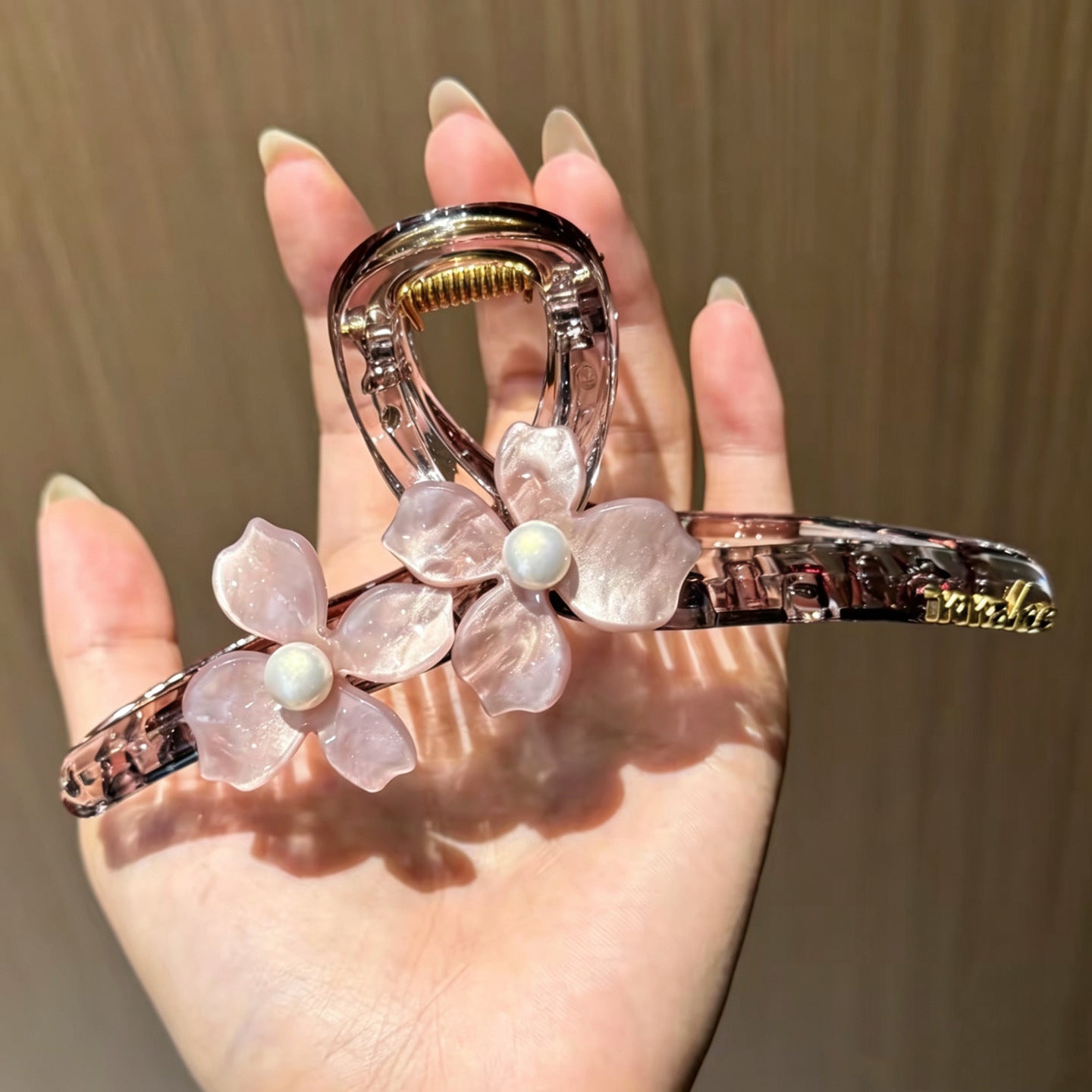 C廠【X746】氣質粉紅色花朵頭髮抓夾女高級感大號鯊魚夾2026新款髮夾髮量大髮飾
 26.08-4「C廠-單筆結帳需滿，NT$500出貨(不含運費)」