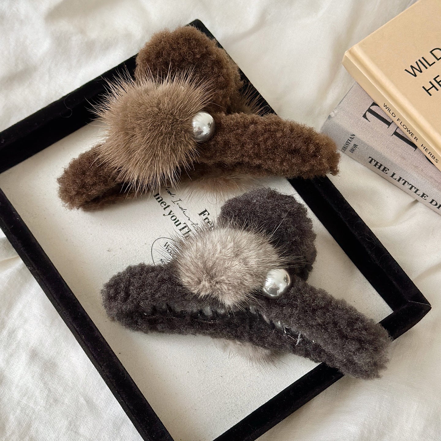 C廠【Y971】毛絨棕色珍珠抓夾大號女秋冬後腦勺髮量大頭飾鯊魚夾子髮夾高級感
 25.12-4「C廠-單筆結帳需滿，NT$500出貨(不含運費)」