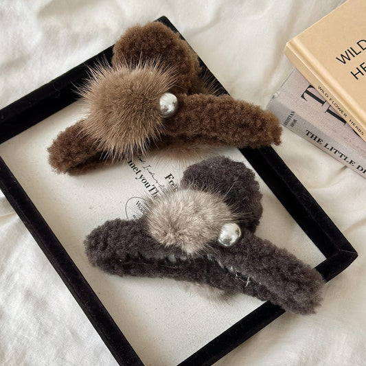 C廠【Y971】毛絨棕色珍珠抓夾大號女秋冬後腦勺髮量大頭飾鯊魚夾子髮夾高級感
 25.12-4「C廠-單筆結帳需滿，NT$500出貨(不含運費)」