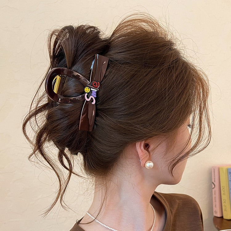 C廠【X105】笑臉字母抓夾女大號巧克力棕色鯊魚夾高級感盤髮夾2026新款百搭髮飾
 26.04-3