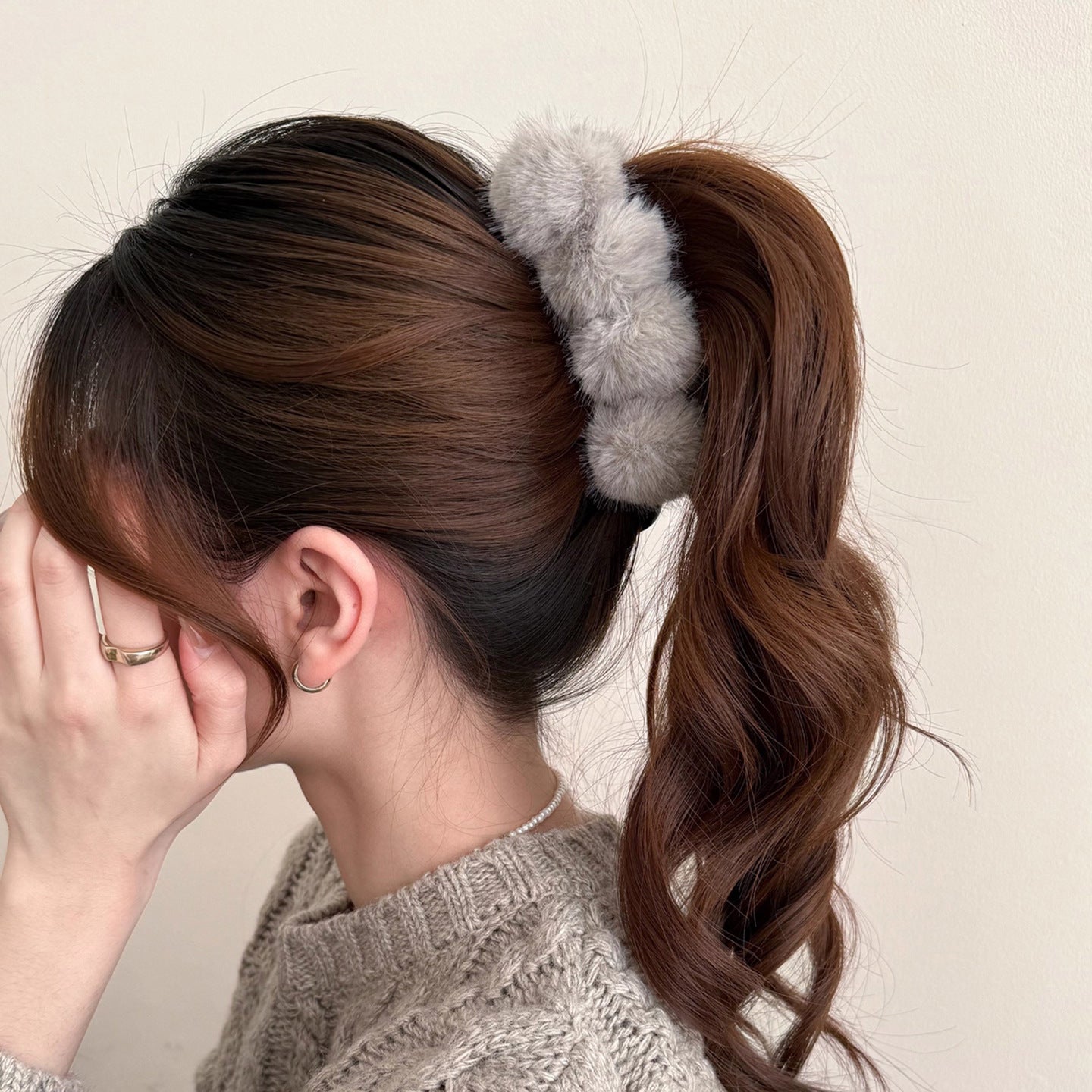 C廠【P48】秋冬毛球香蕉夾女高級感2025新款後腦勺毛絨髮夾氣質馬尾髮卡頭飾
 25.12-2「C廠-單筆結帳需滿，NT$500出貨(不含運費)」
