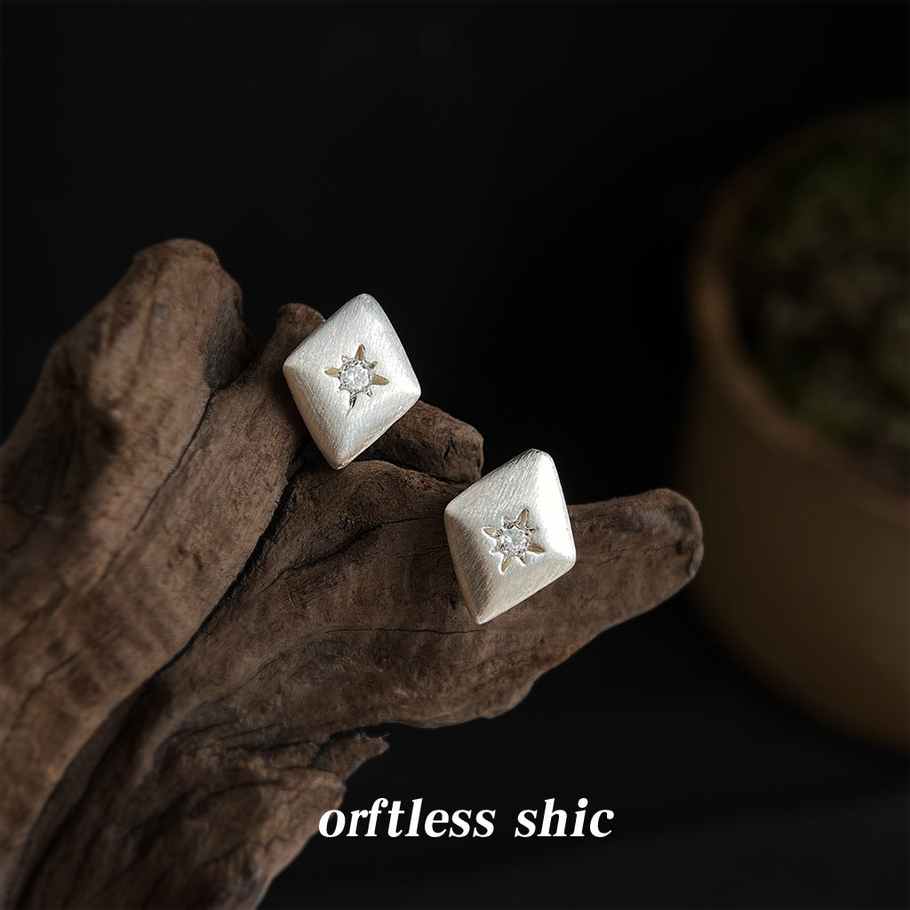 A廠【7970】霧面拉絲質感銀色微鑲鋯石芒星幾何菱形耳飾銀針個性輕奢風耳環女
 26.08-4