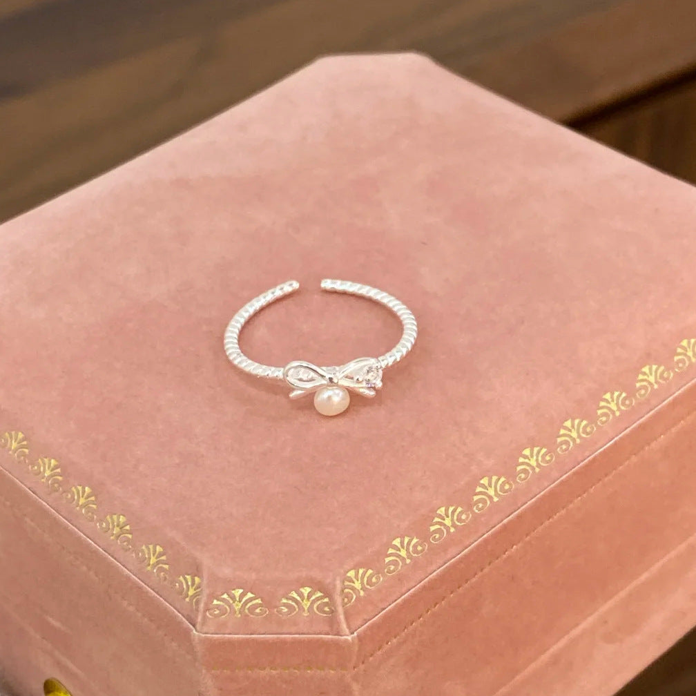 E廠【XDQ8845R】韓國版小眾蝴蝶結淡水珍珠戒指女S925純銀甜美精緻微鑲開口指環
 26.01-1