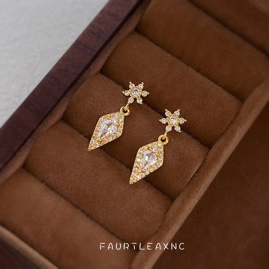 C廠【7079】雪花冰晶微鑲鋯石時尚高級感輕奢風925銀針 小巧熱賣
 25.11-2