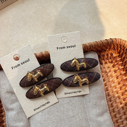 C廠【P72】金標小馬格紋髮夾女2025新款側邊夾前額瀏海夾子高端復古髮飾髮卡
 25.12-2「C廠-單筆結帳需滿，NT$500出貨(不含運費)」