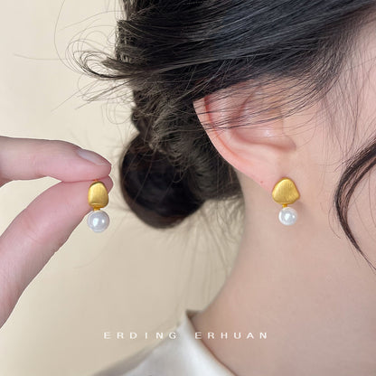 A廠【4243】施家珍珠不對稱拉絲金豆豆耳環通勤百搭簡約不規則冷淡風氣質耳飾 25.01-2