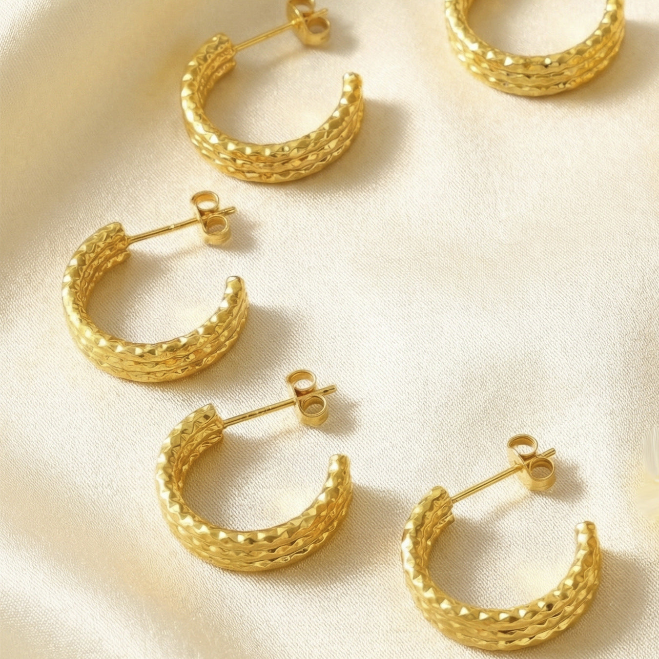 B廠【F022】歐美輕奢風小眾設計感三層C形紋理不鏽鋼鍍金耳環簡約氣質耳環女
 26.02-1