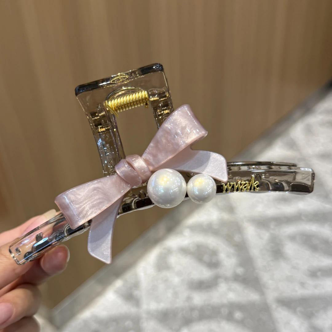 C廠【X605】甜美氣質珍珠蝴蝶結抓夾女2026新款鯊魚夾子高級感盤髮夾大號髮飾
 26.07-4「C廠-單筆結帳需滿，NT$500出貨(不含運費)」