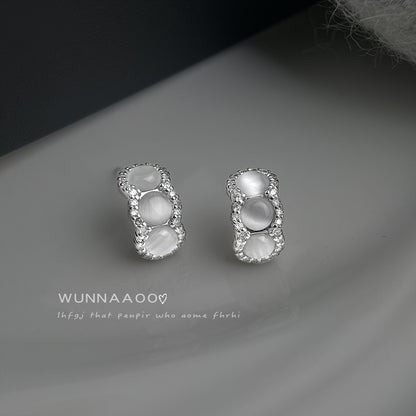 A廠 【2585】煙灰清晨~通勤高級感玻璃貓眼石耳環清冷貴氣感半彎鋯石百搭耳飾
 26.03-3