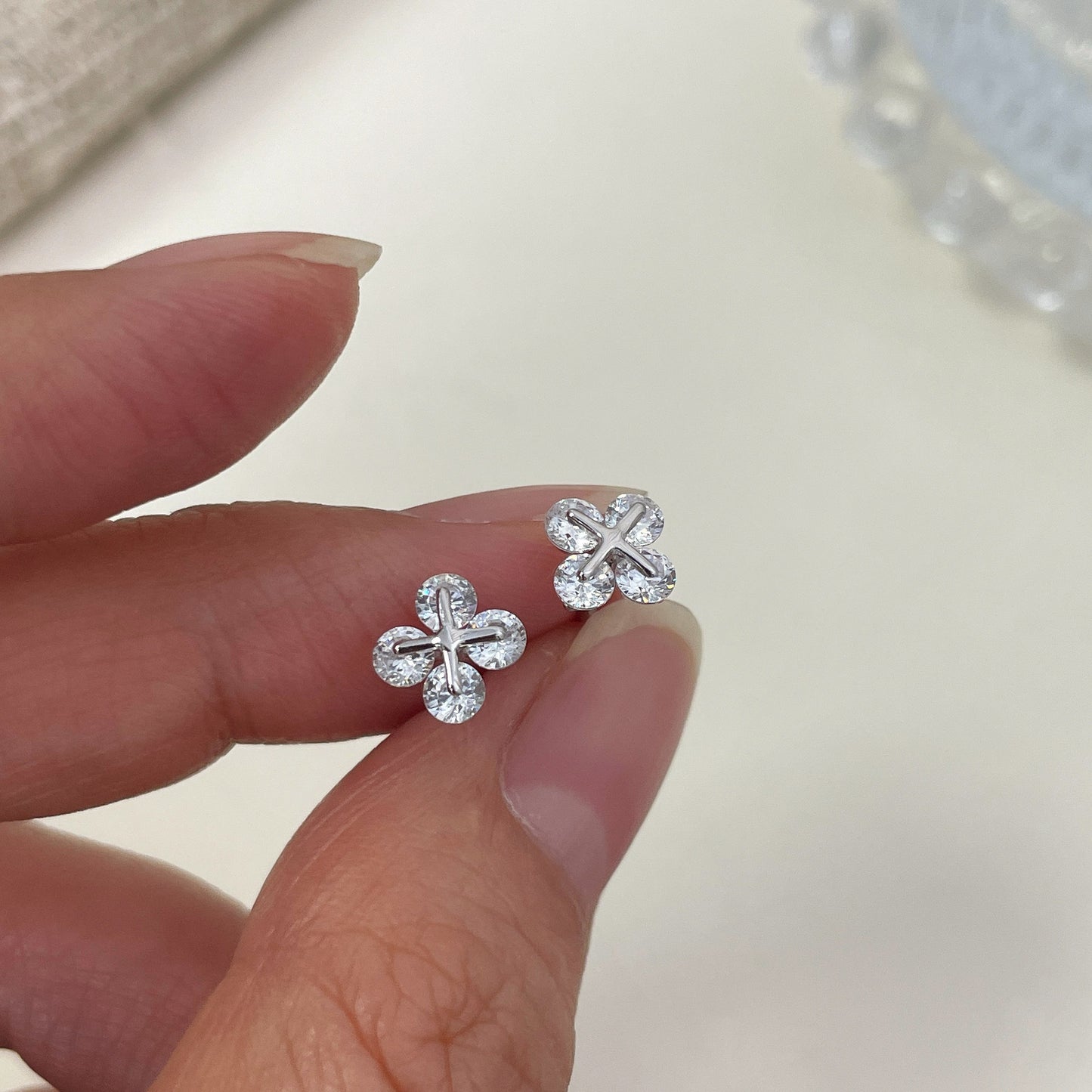 F廠【XDQ10625E】S925純銀簡約小眾四葉草耳環女時尚設計感閃鑽百搭基本款耳飾
 25.11-1