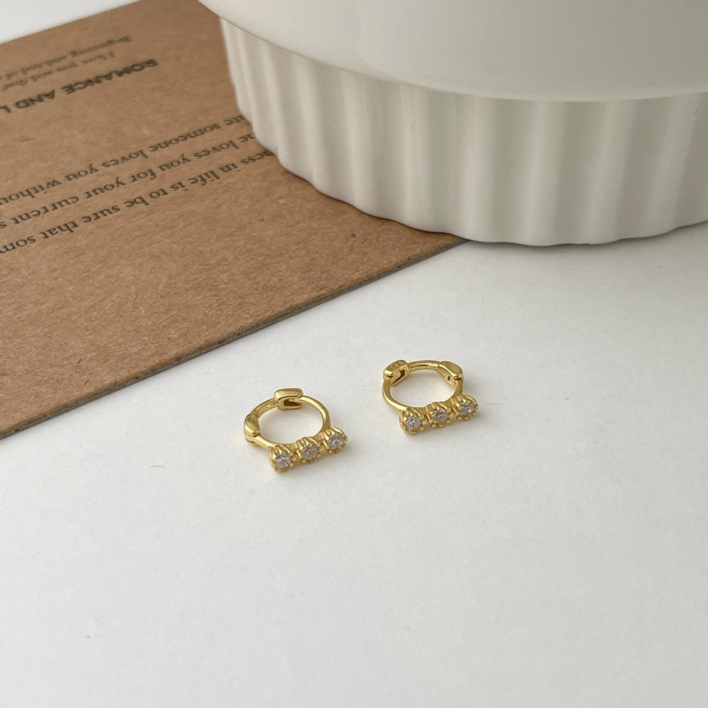 E廠【XDQ10122E】S925純銀簡約迷你排鑽耳扣女精緻小眾三顆鋯石耳骨環百搭耳飾
 26.03-2