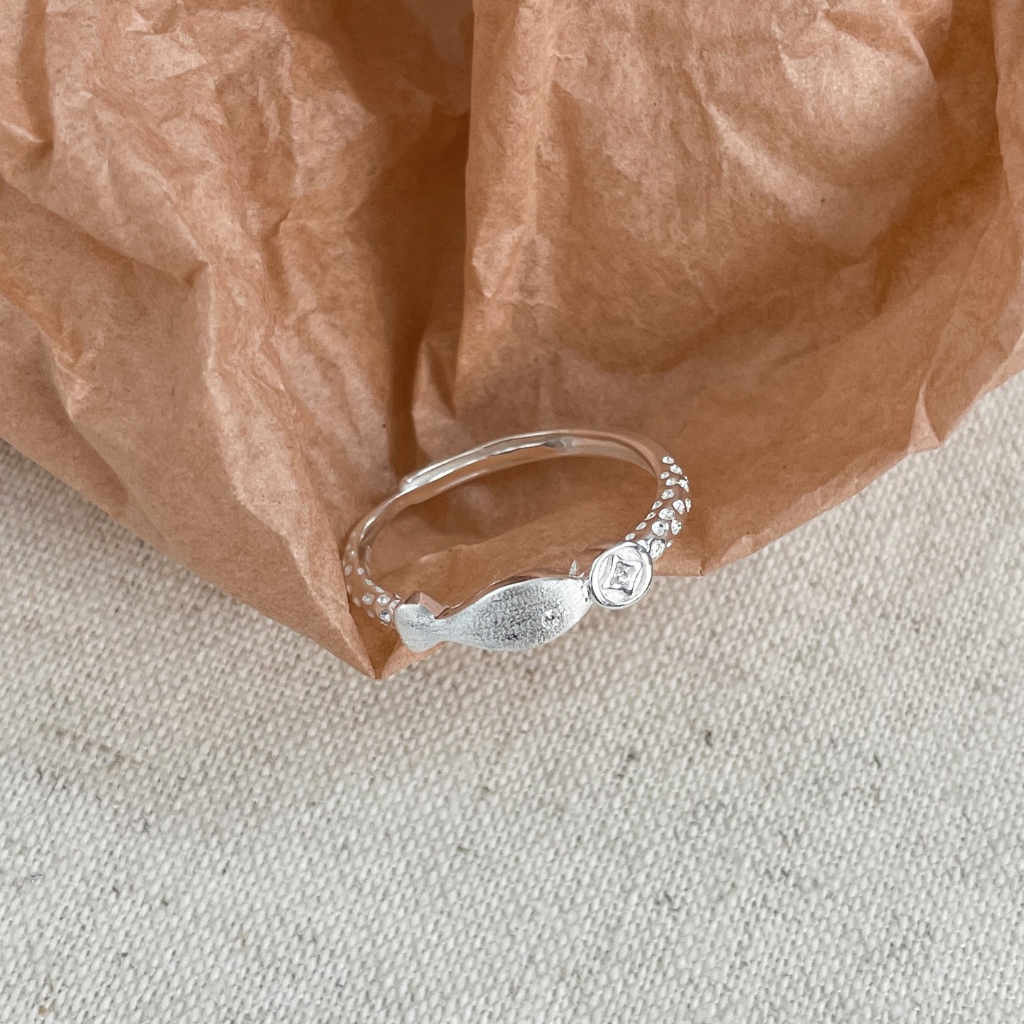 E廠【XDQ8864R】S999純銀精緻拉絲小魚錢幣戒指女時尚個性銅錢開口指環冷淡風
 25.12-1