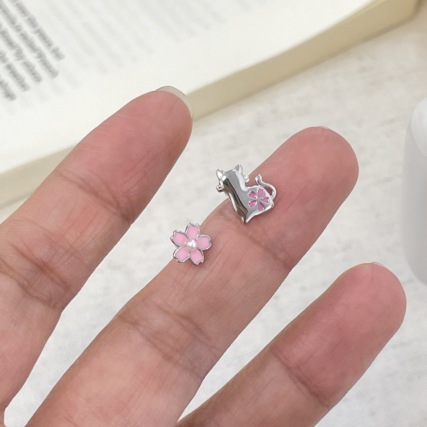E廠【XDQ10688E】S925純銀精緻可愛貓咪花朵耳環女簡約氣質不對稱滴膠耳飾百搭
 26.05-1