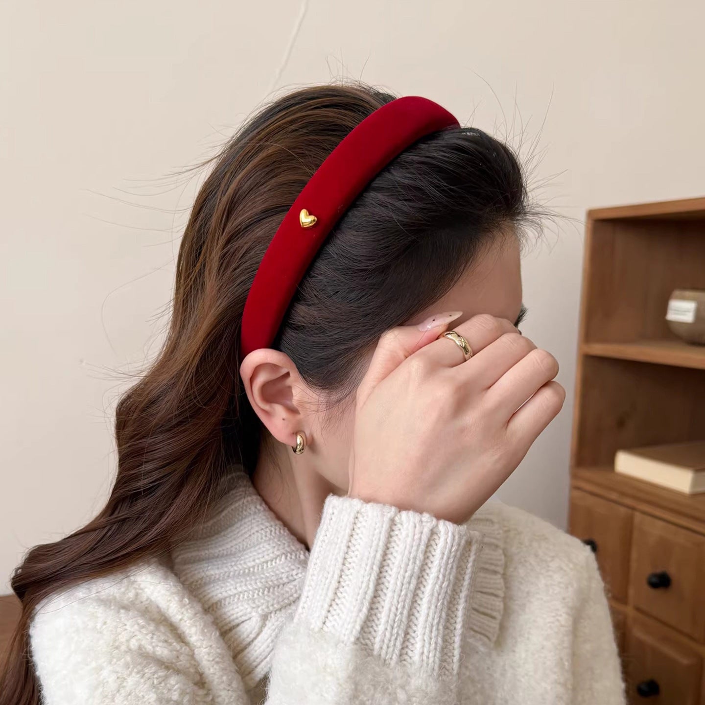 C廠【Y1065】酒紅色絲絨金標愛心髮箍女新年洋氣時尚壓髮頭箍洗臉氣質髮卡頭飾
 26.01-1「C廠-單筆結帳需滿，NT$500出貨(不含運費)」