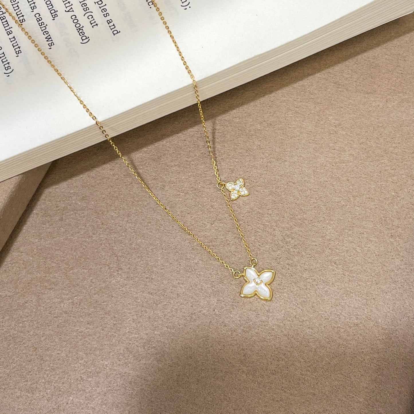 E廠【XDQ0120N】S925純銀精緻貝殼四葉草項鍊女復古輕奢花朵高級感鎖骨鏈
 26.03-1