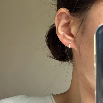 E廠【XDQ10122E】S925純銀簡約迷你排鑽耳扣女精緻小眾三顆鋯石耳骨環百搭耳飾
 26.03-2