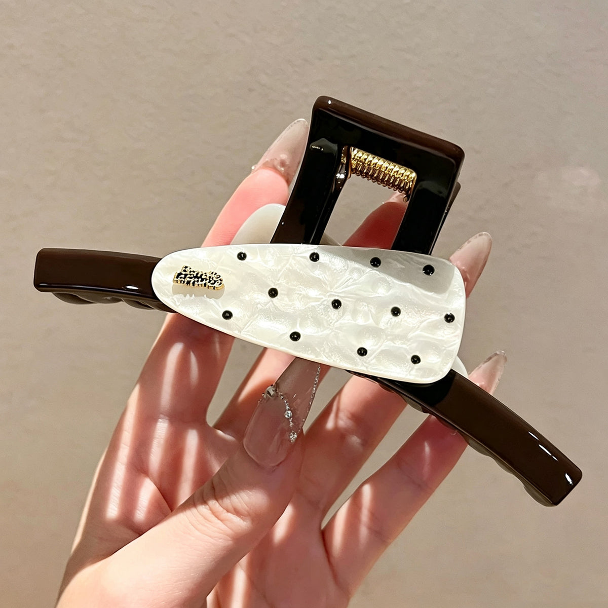 C廠【X950】波點三角大號抓夾鯊魚夾
 26.10-1「C廠-單筆結帳需滿，NT$500出貨(不含運費)」